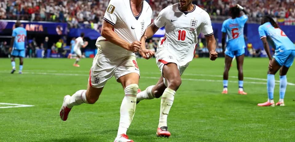 Jugadores de Inglaterra celebrando un gol