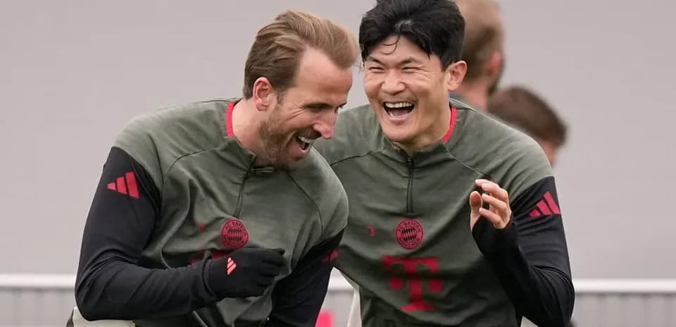 Jugadores de Bayern Múnich riendo durante entrenamiento