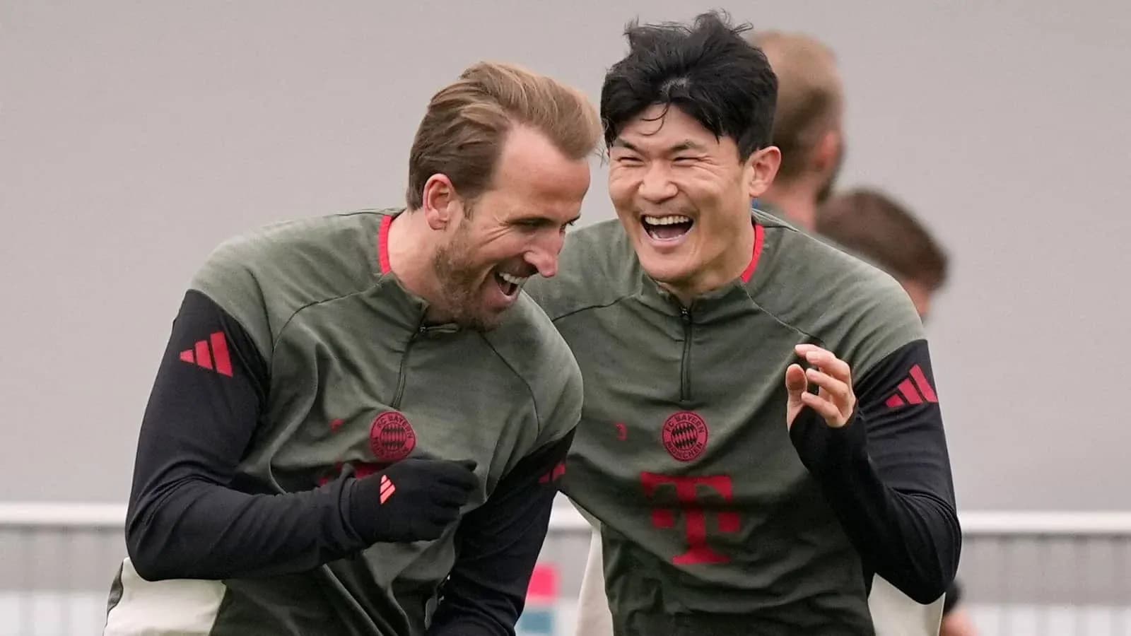 Jugadores de Bayern Múnich riendo durante entrenamiento