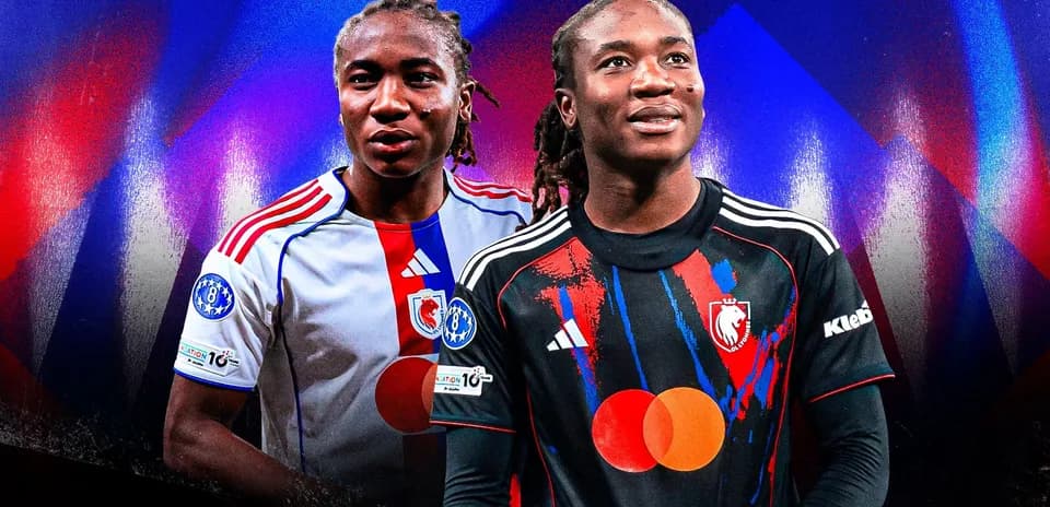 Dos jugadores posando con camisetas de fútbol