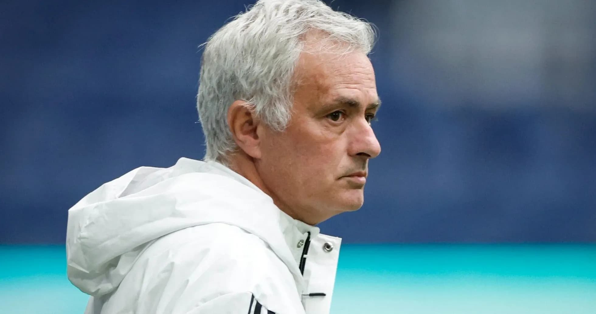 Entrenador observando el juego desde la banda