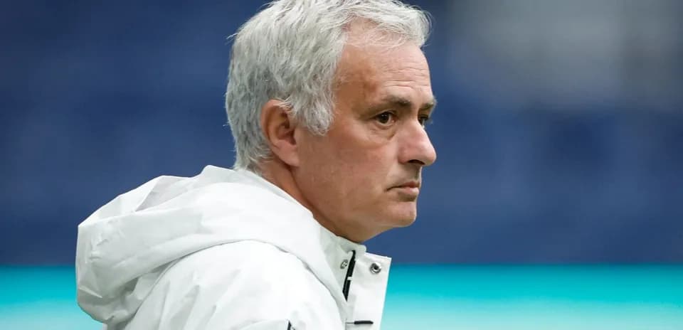 Entrenador observando el juego desde la banda