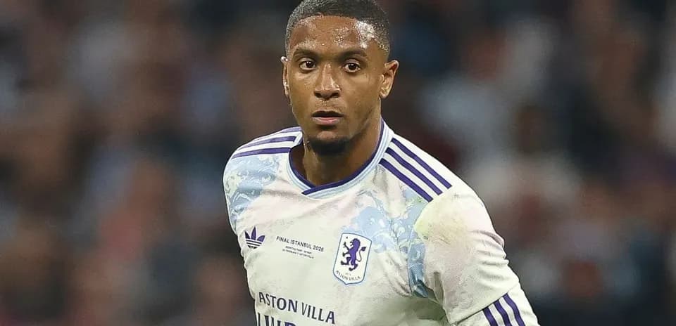Jugador de Aston Villa corriendo en el campo