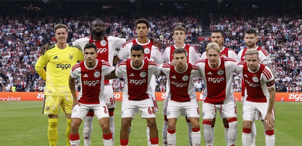 Jugadores de Ajax posando para la foto de equipo
