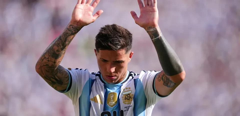 Jugador argentino con camiseta levantando las manos