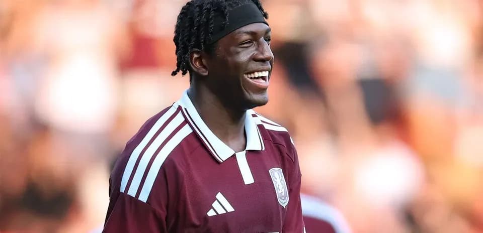 Jugador sonriendo en uniforme de equipo durante partido