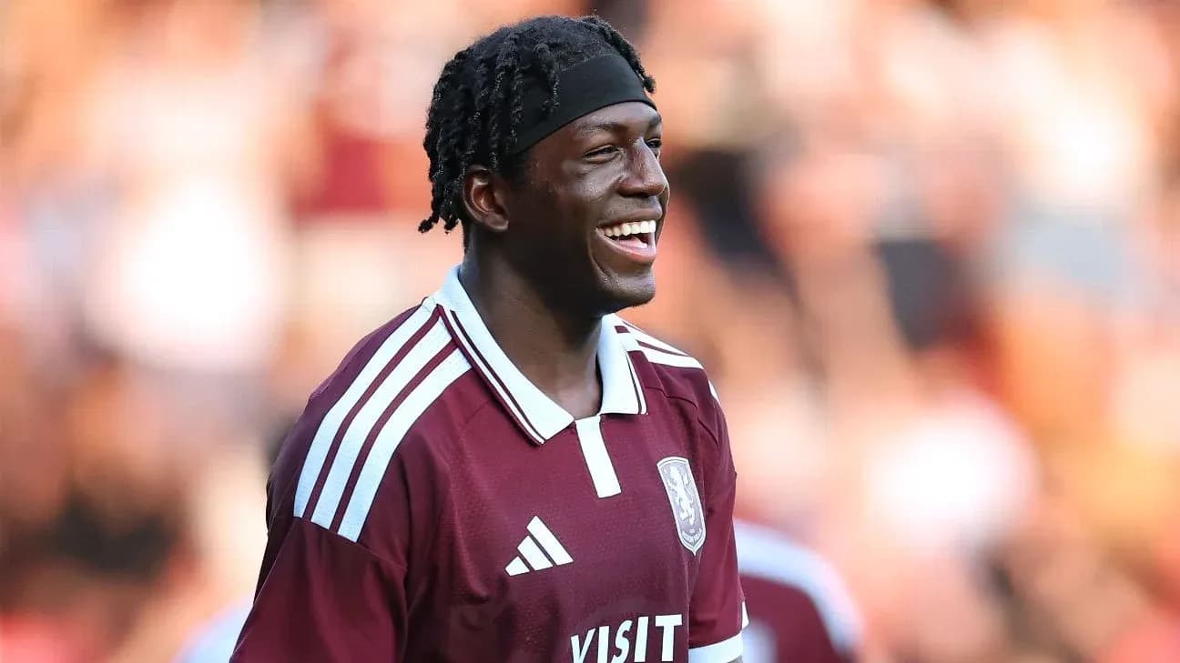 Jugador sonriendo en uniforme de equipo durante partido
