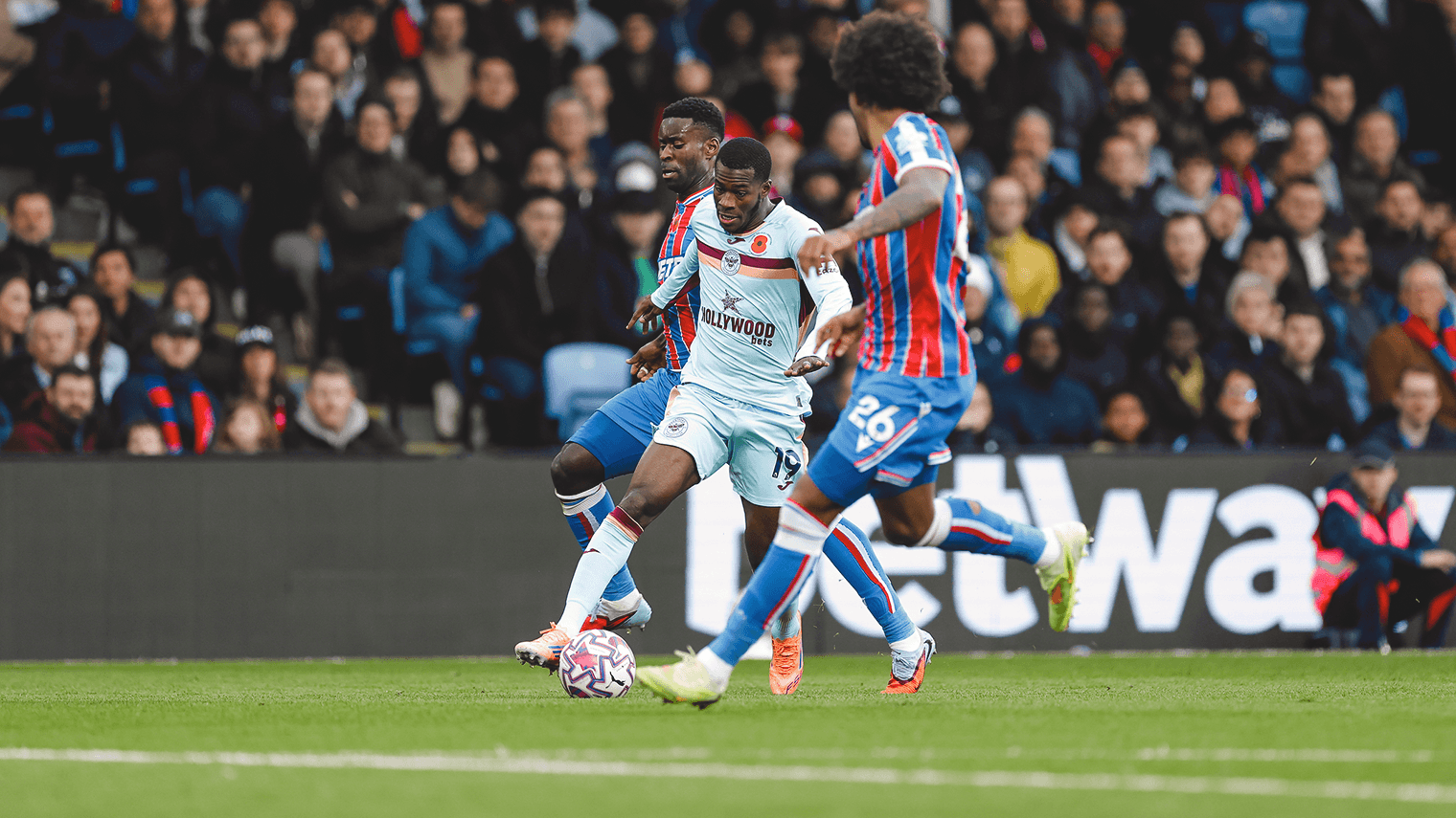 Jugadores de Brentford y Crystal Palace en acción