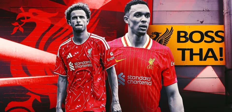 Jugadores de Liverpool posando con camisetas del equipo