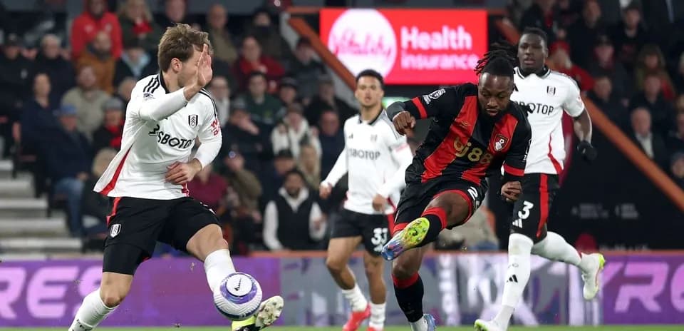 Jugador de Bournemouth disparando a portería
