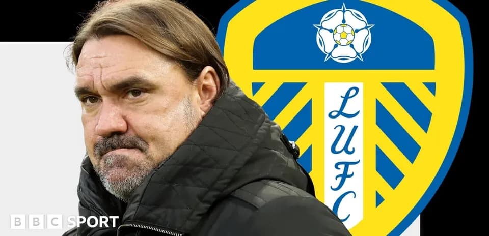 Entrenador con logo de Leeds United de fondo