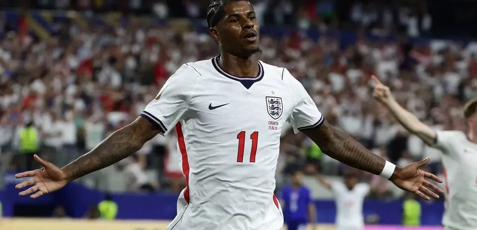 Jugador de Inglaterra celebrando un gol en el partido