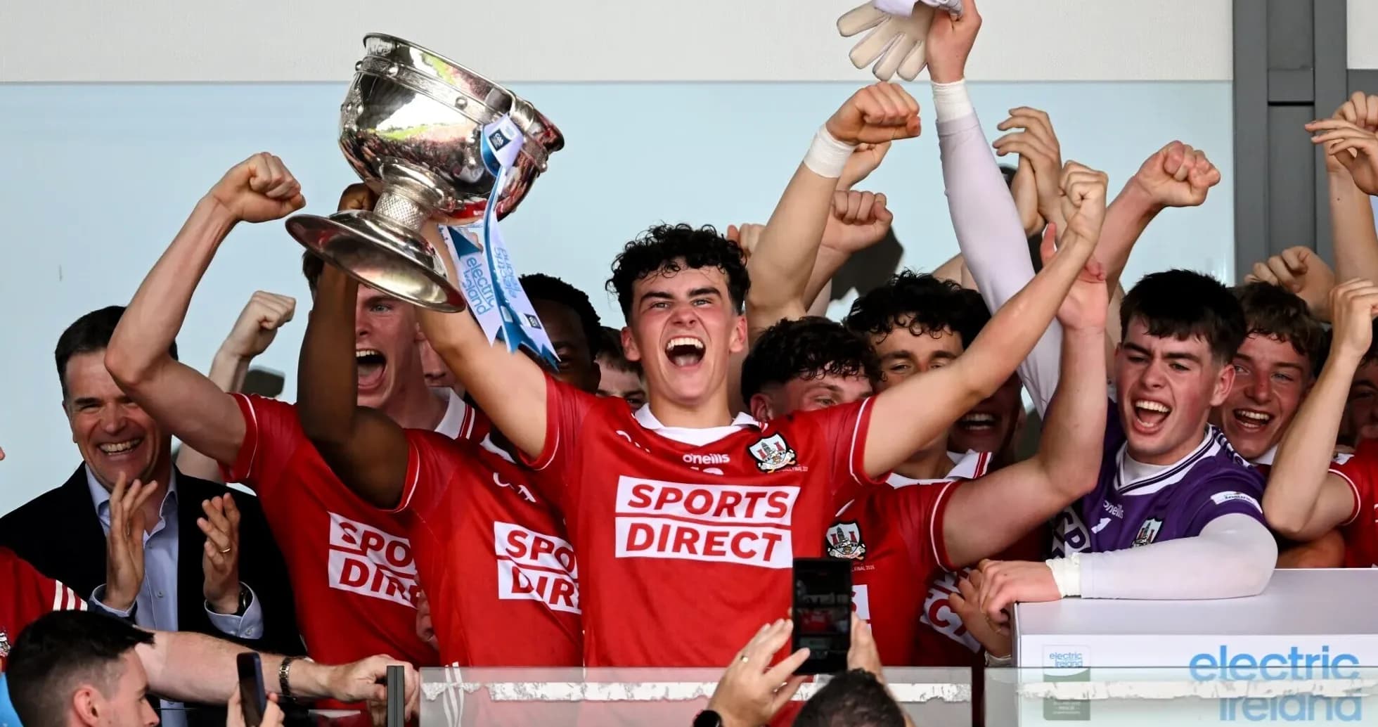 Jugadores celebrando con el trofeo tras la victoria