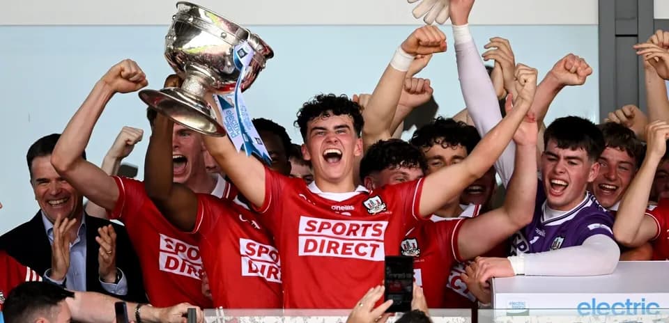 Jugadores celebrando con el trofeo tras la victoria