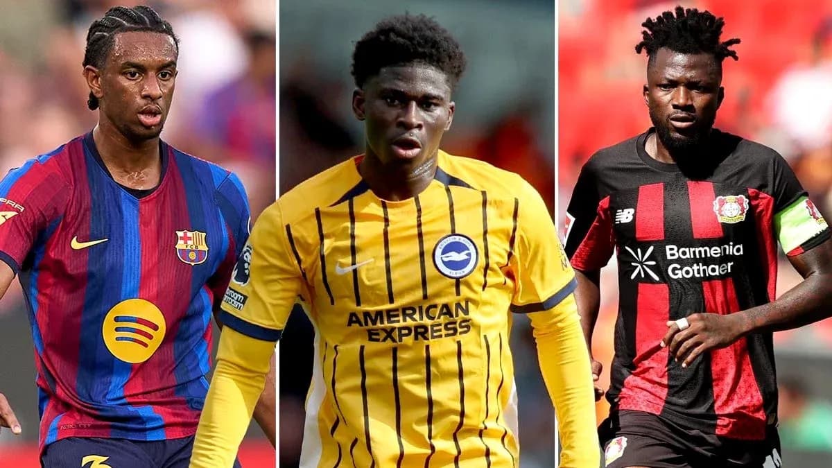 Tres futbolistas en sus respectivas camisetas de equipo