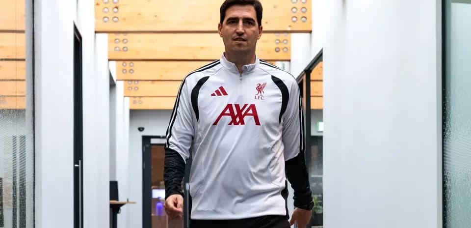 Entrenador de Liverpool caminando por el pasillo