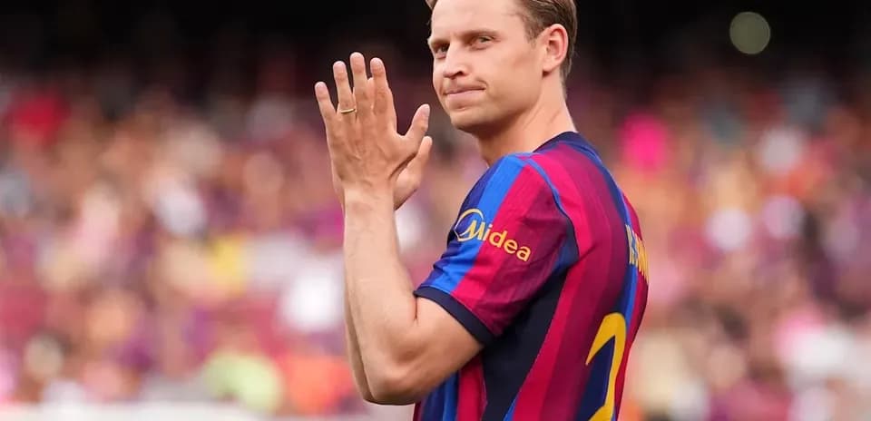 Jugador aplaudiendo en el estadio durante un partido
