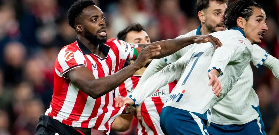 Jugadores de Espanyol y Athletic Club en acción