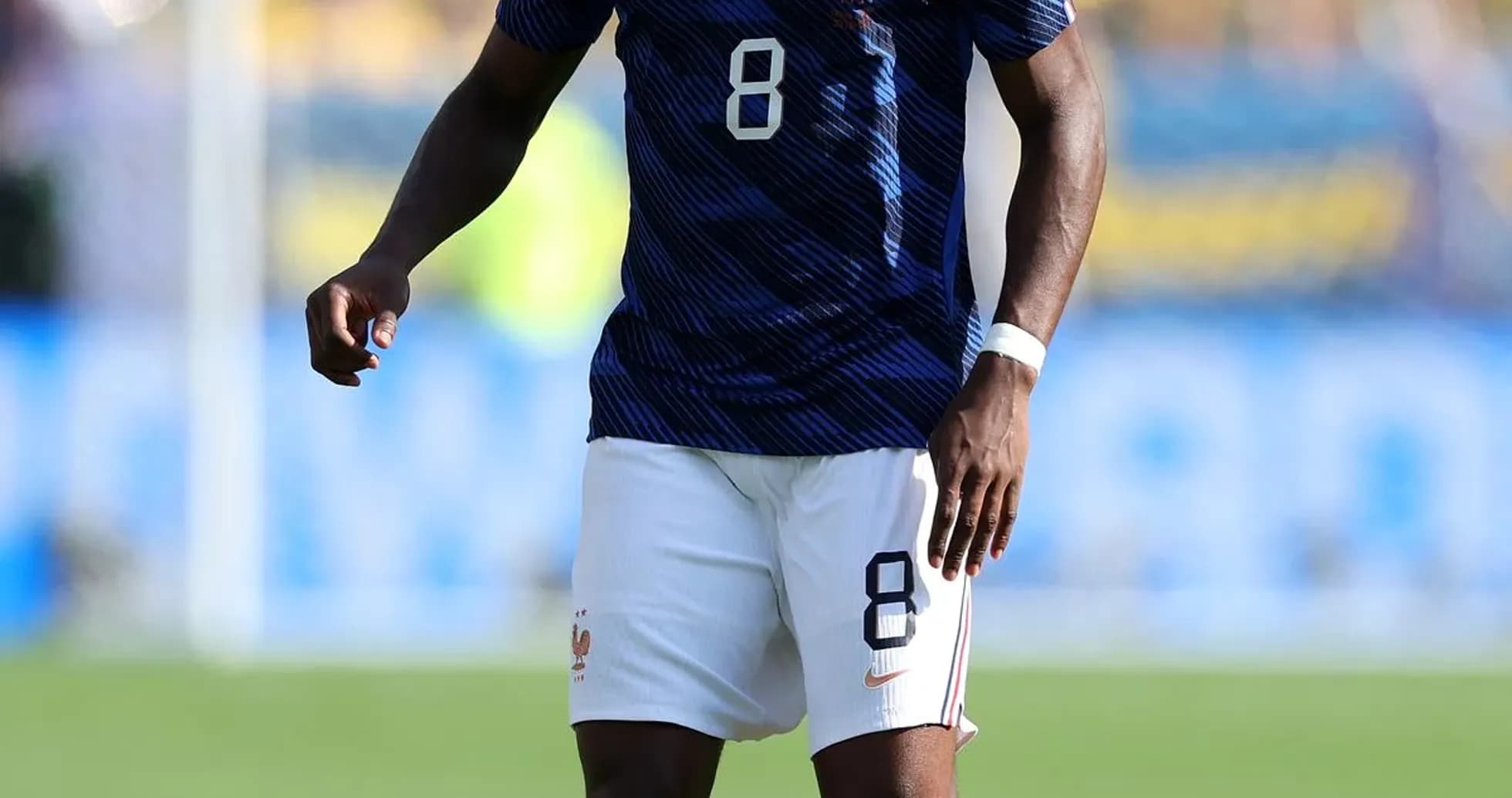 Jugador de Francia con balón en el campo