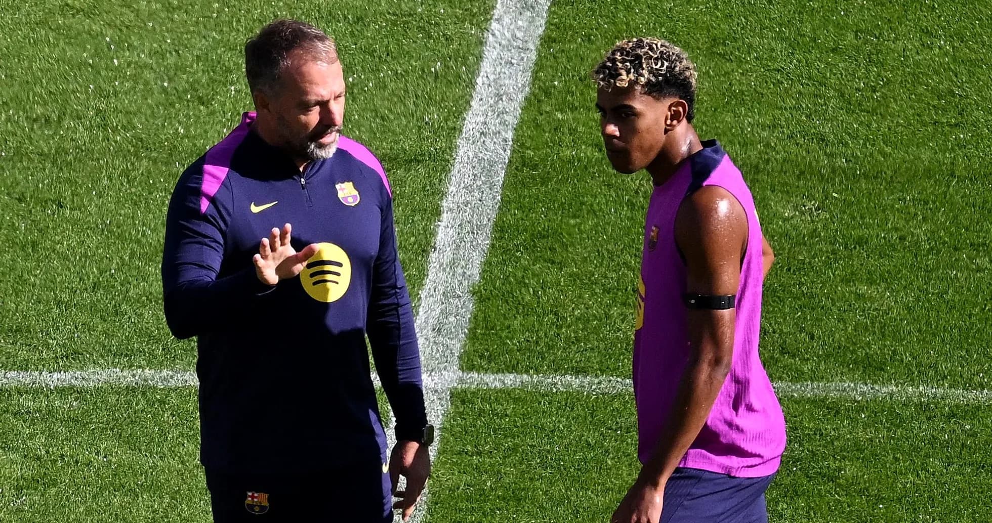 Entrenador hablando con jugador durante práctica