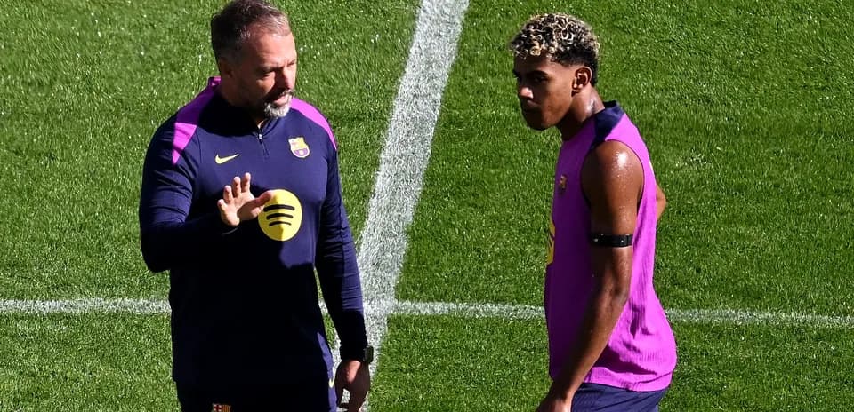 Entrenador hablando con jugador durante práctica