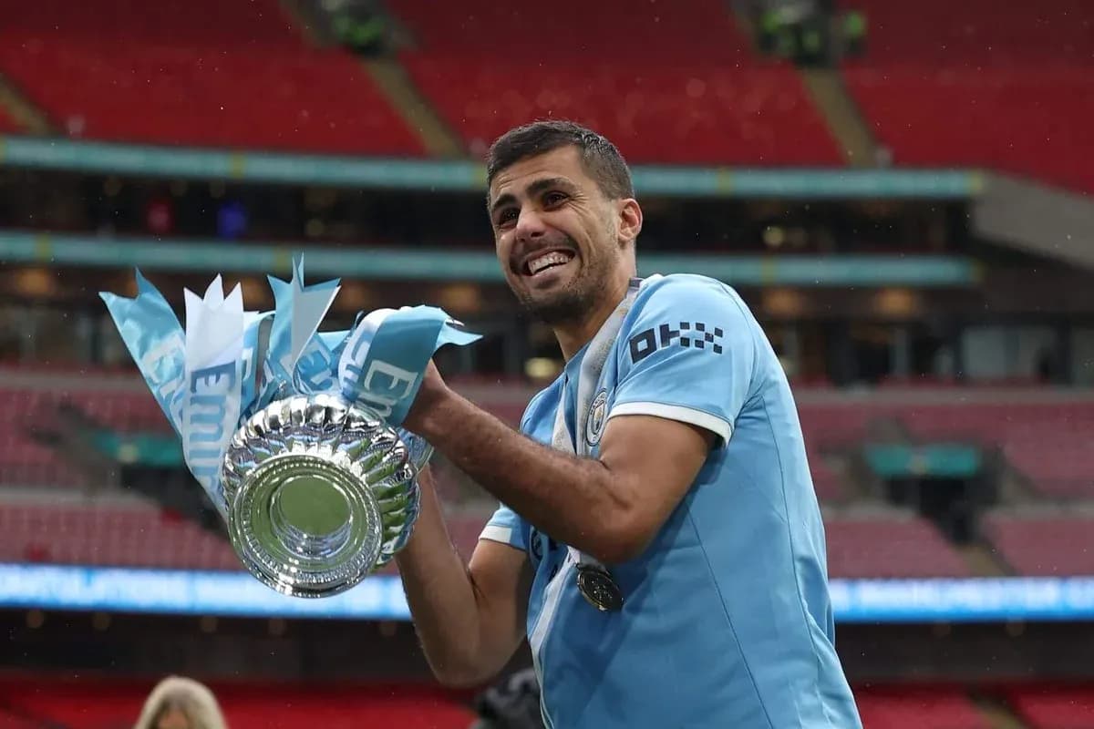 Jugador sosteniendo el trofeo de la copa en Wembley