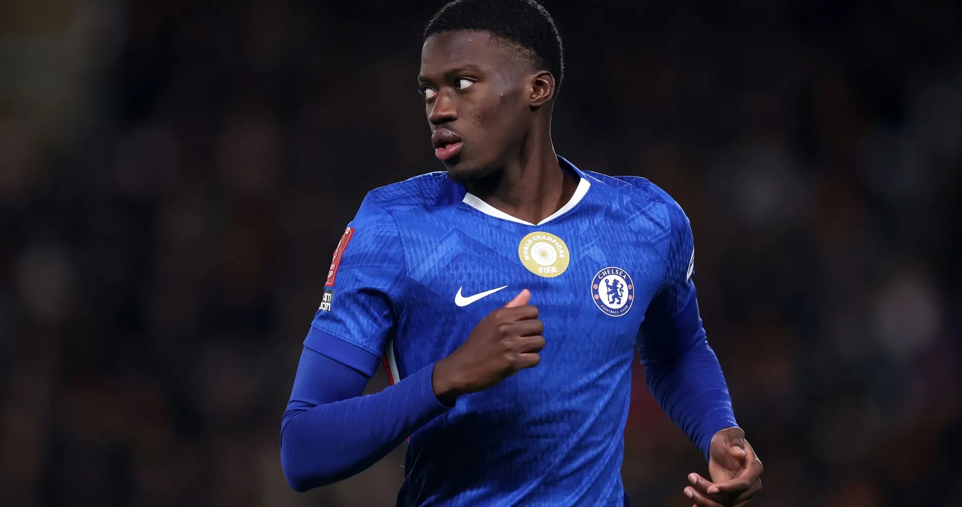 Jugador de Chelsea corriendo en el campo de juego