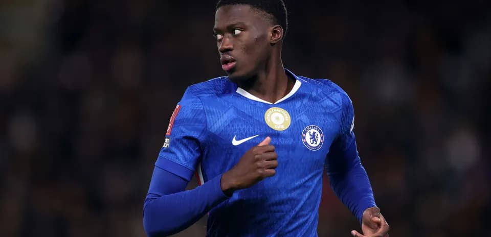 Jugador de Chelsea corriendo en el campo de juego