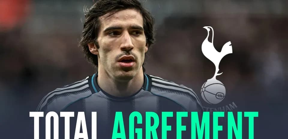 Jugador de fútbol con camiseta de Tottenham Hotspur