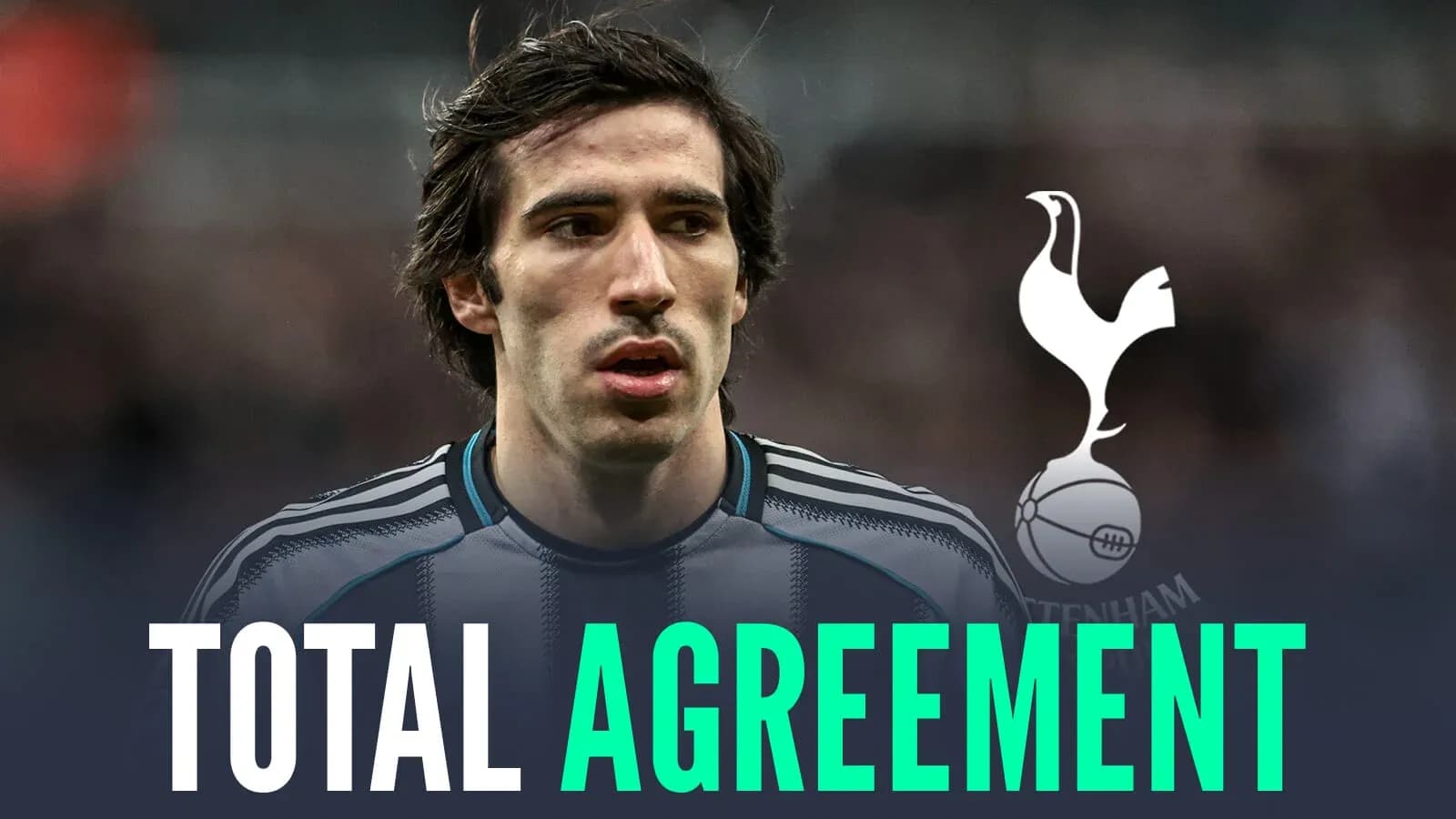 Jugador de fútbol con camiseta de Tottenham Hotspur