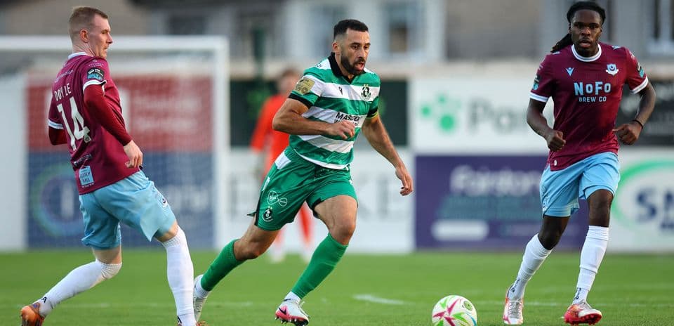 Jugadores en acción durante el partido de fútbol