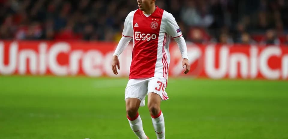 Jugador de Ajax controlando el balón en el campo