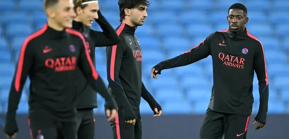 Jugadores de PSG entrenando en el campo