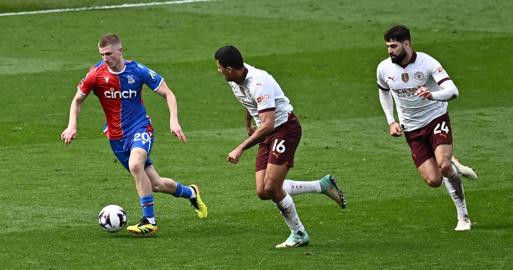 Jugador de Crystal Palace driblando ante defensores rivales