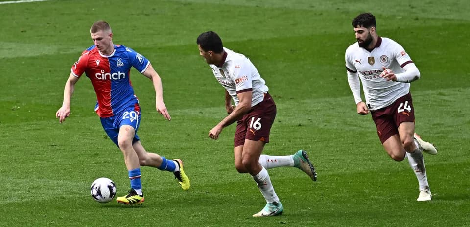 Jugador de Crystal Palace driblando ante defensores rivales