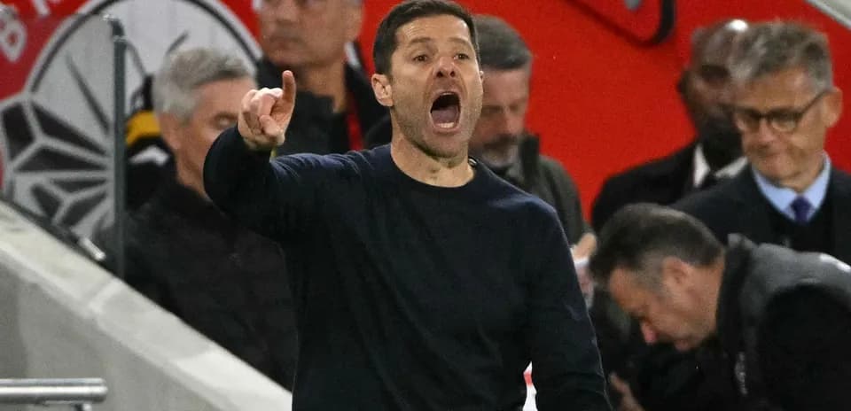Entrenador dando instrucciones durante el partido