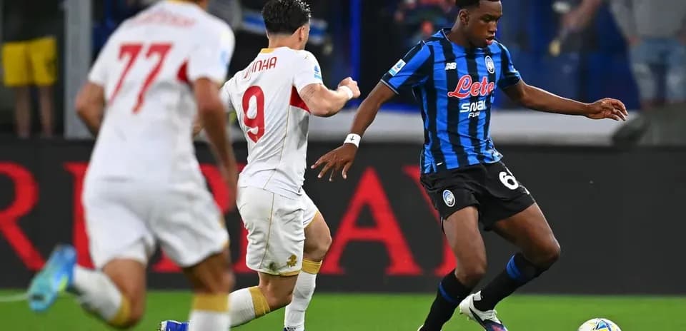 Jugador de Atalanta driblando en partido contra Roma