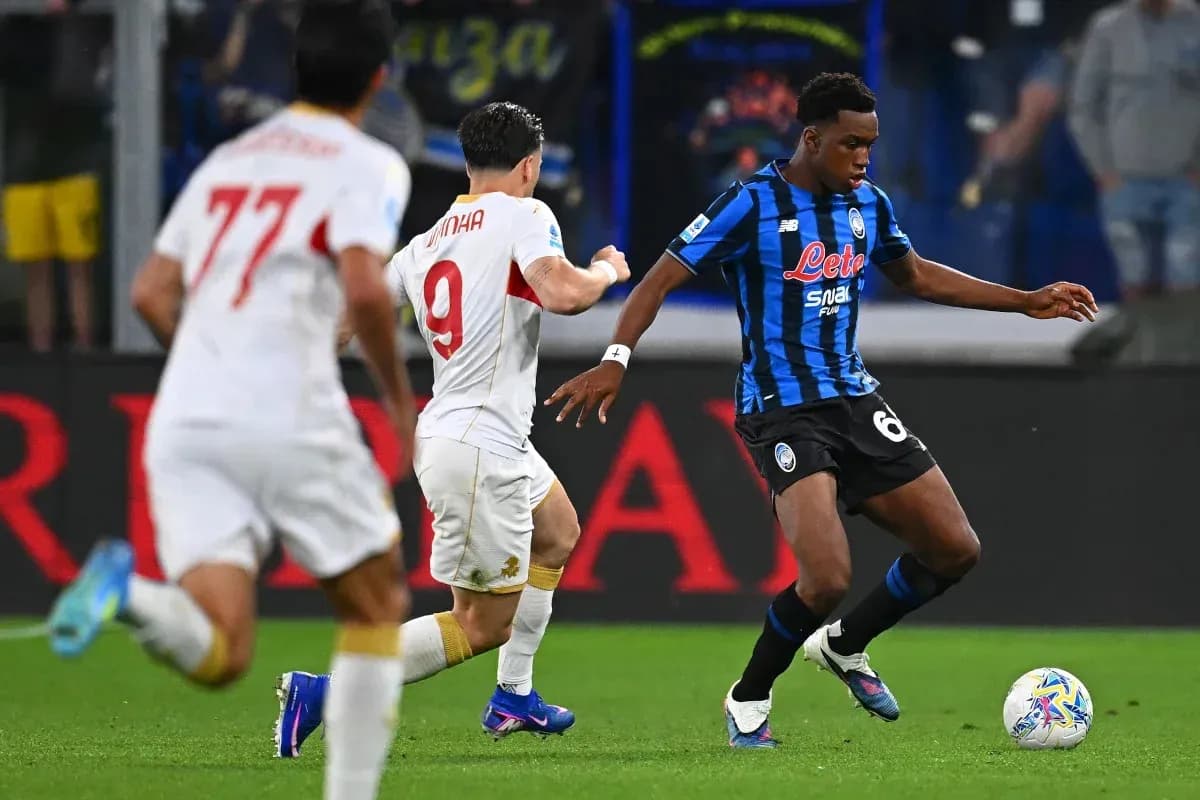 Jugador de Atalanta driblando en partido contra Roma