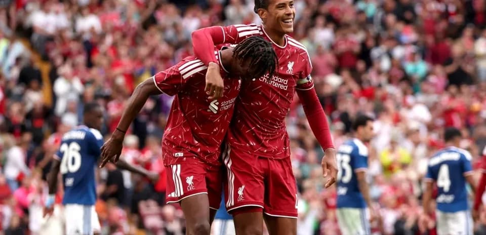 Jugadores de Liverpool celebrando en el estadio
