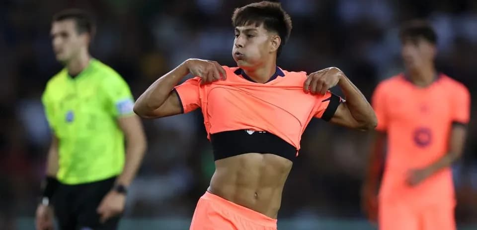 Jugador quitándose la camiseta en el campo