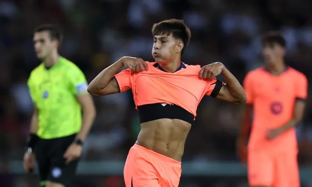 Jugador quitándose la camiseta en el campo