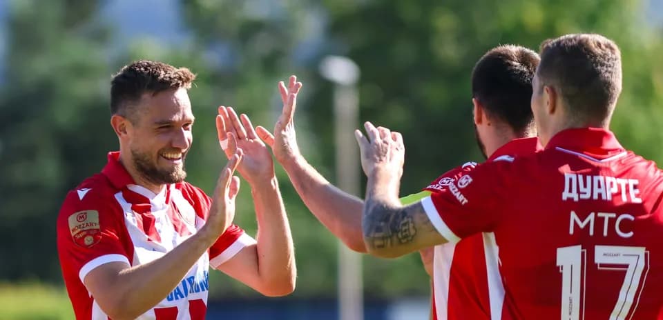 Jugadores de FK Crvena Zvezda celebrando un gol