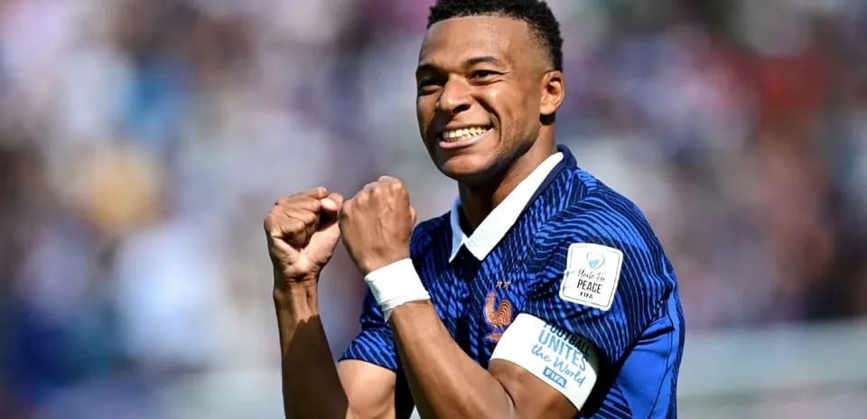 Kylian Mbappé celebra un gol con Francia