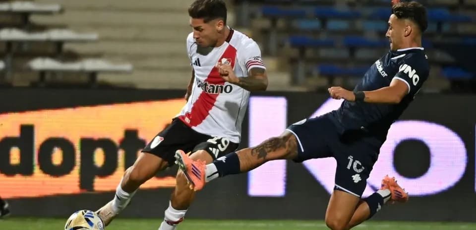 Jugador de River Plate en acción durante el partido