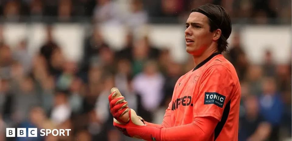 Portero con guantes en el campo de fútbol