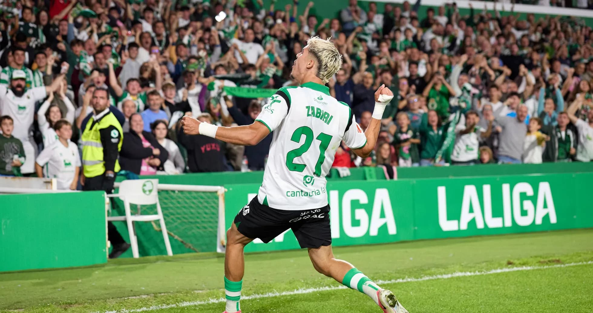 Jugador celebrando un gol frente a la afición