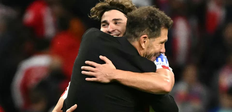 Jugadores abrazándose tras el partido