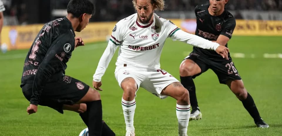Jugador de Fluminense esquivando a un rival