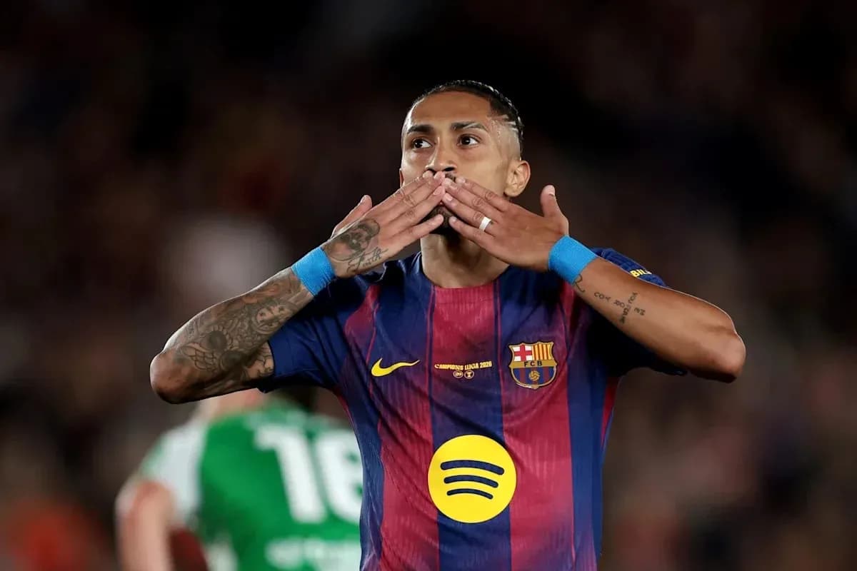 Jugador de Barcelona besando sus manos en el campo