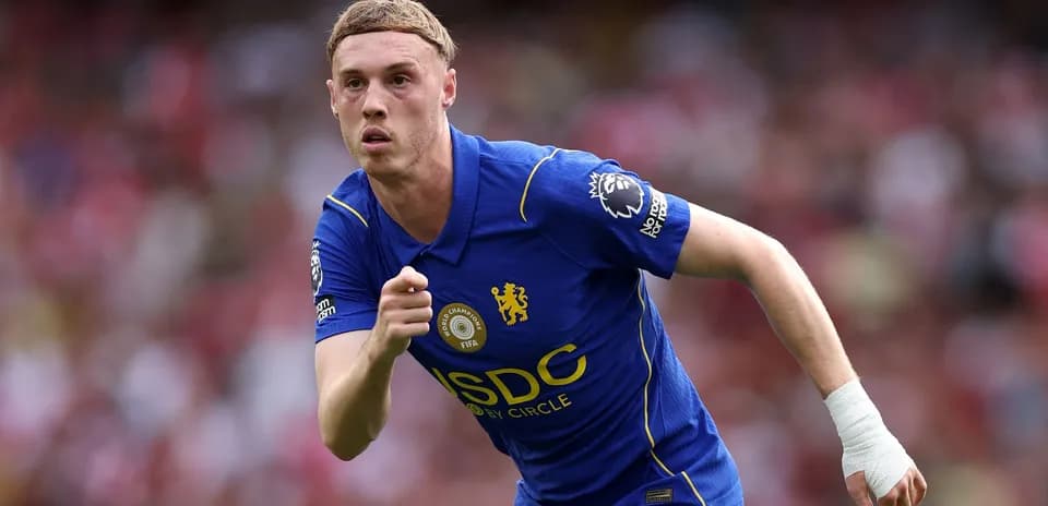 Jugador corriendo con camiseta de Chelsea en el campo